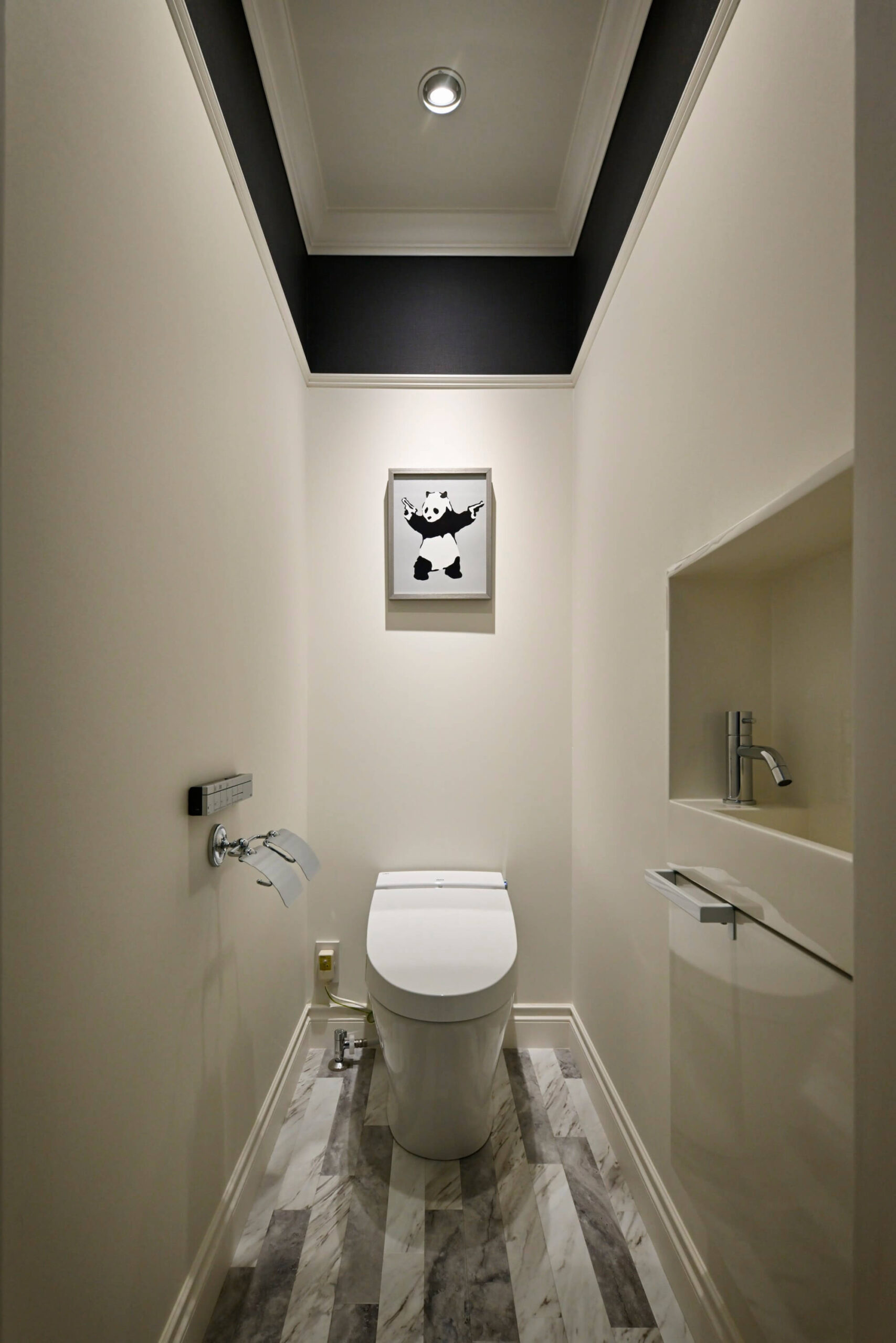 パリのアパルトマン輸入住宅のトイレ　札幌